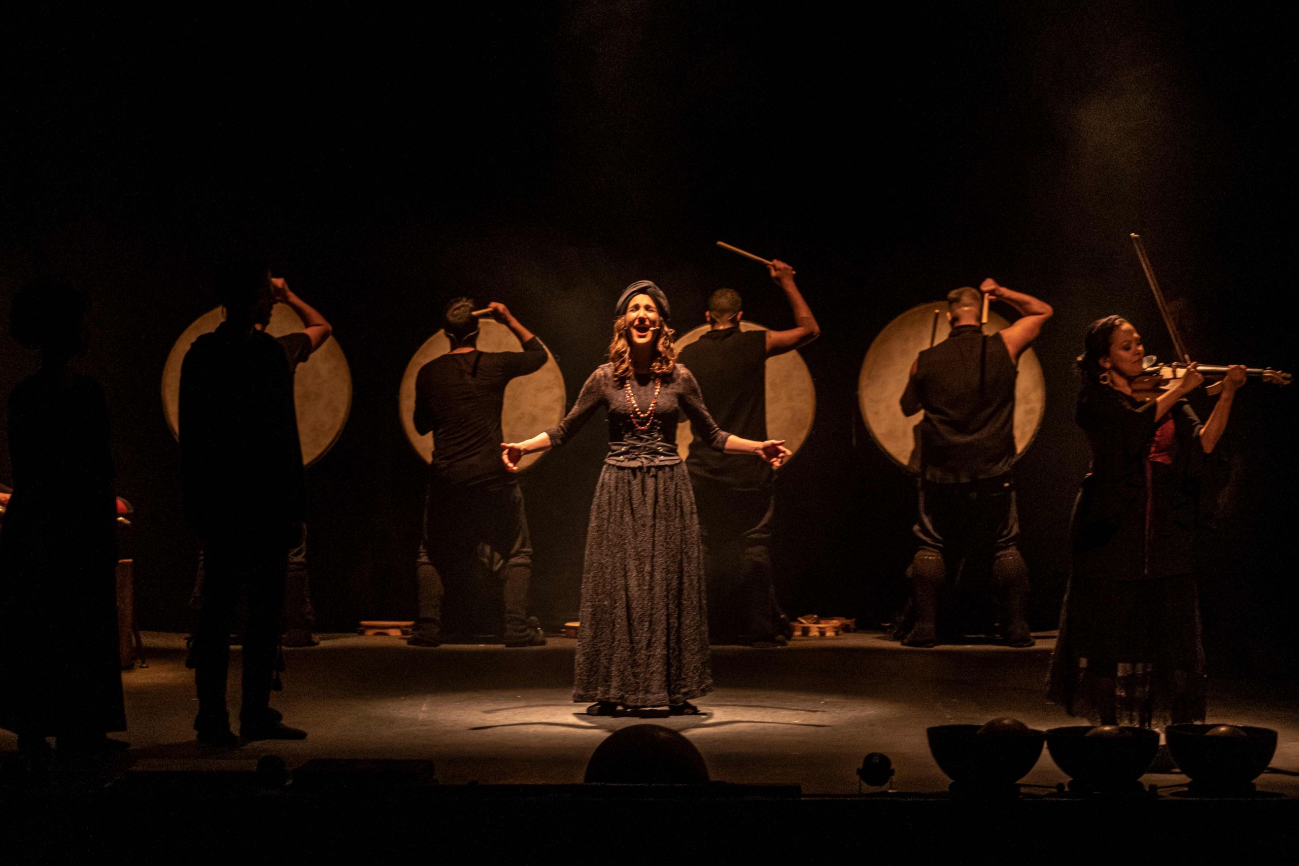 la-laguna-despide-la-semana-grande-del-25-aniversario-con-un-hermanamiento-musical-de-culturas-a-traves-del-espectaculo-angaro-de-pieles