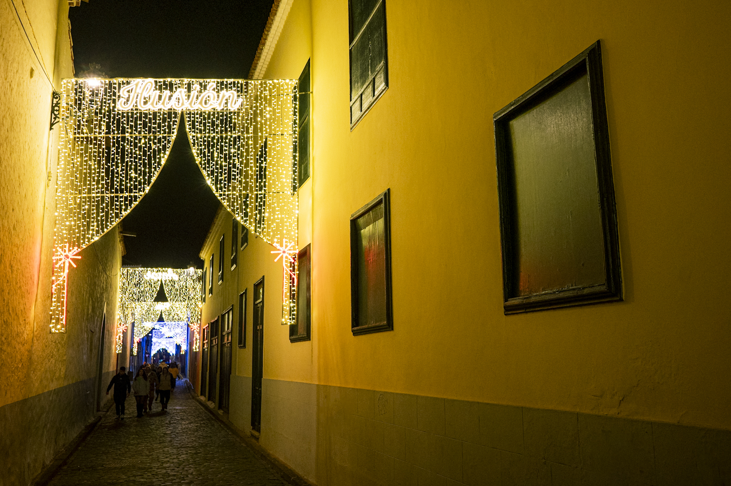 la-laguna-brilla-con-un-espectaculo-luminico-que-honra-sus-tradiciones-y-patrimonio